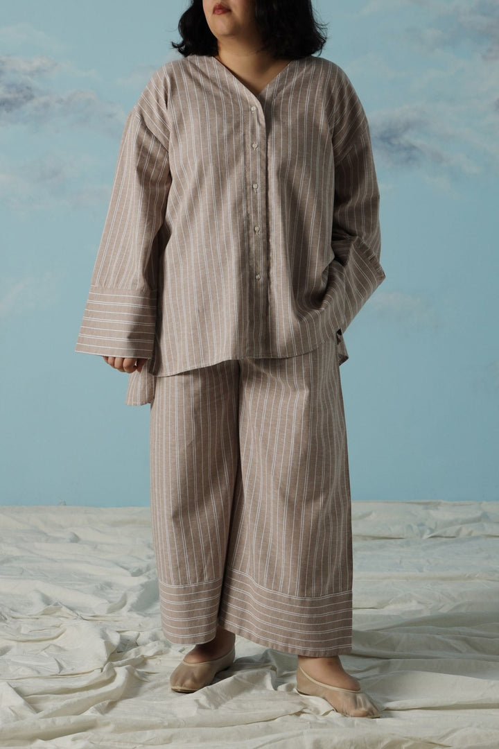BEIGE CURVE STRIPED BATWING SHIRT