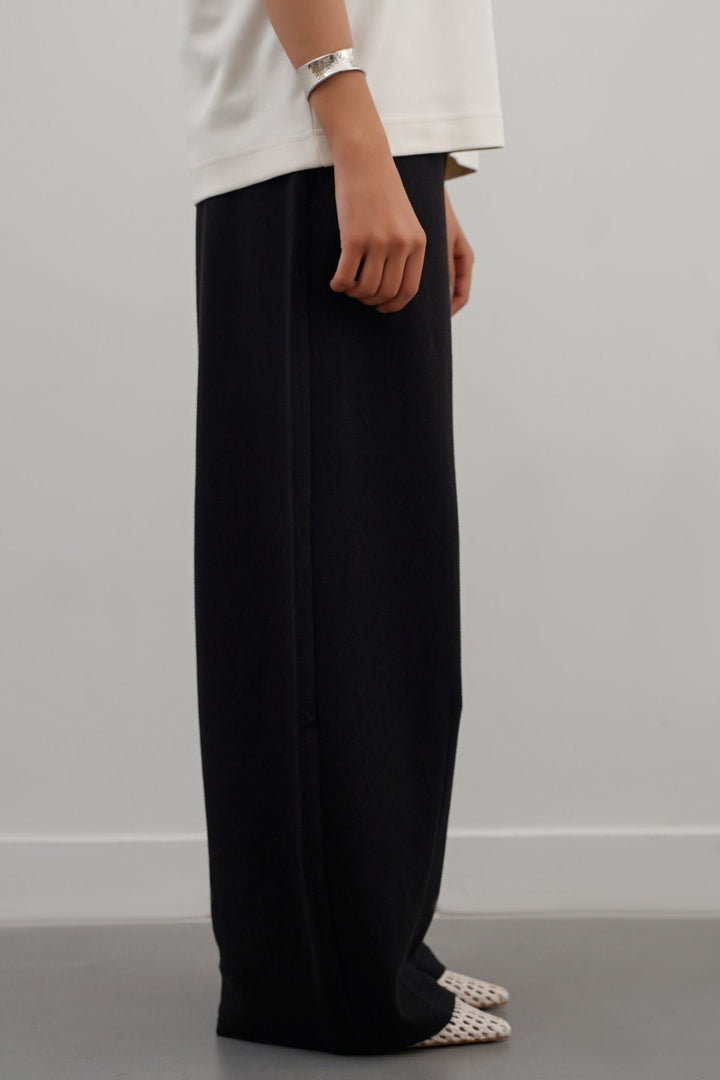 BLACK KNITTED BARREL PANTS