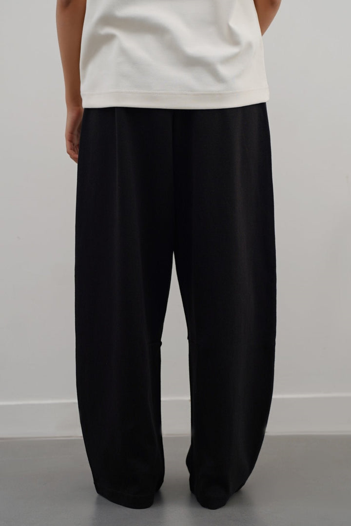 BLACK KNITTED BARREL PANTS