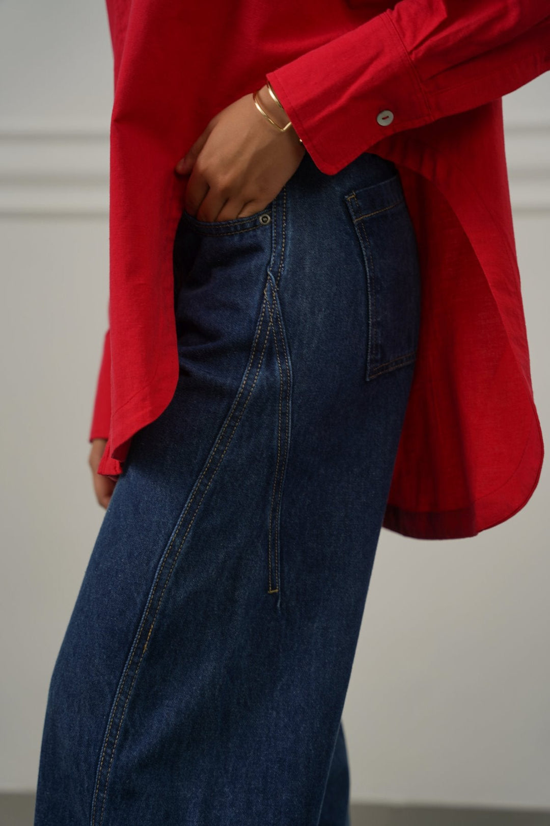 DARK INDIGO MID RISE BARREL JEANS