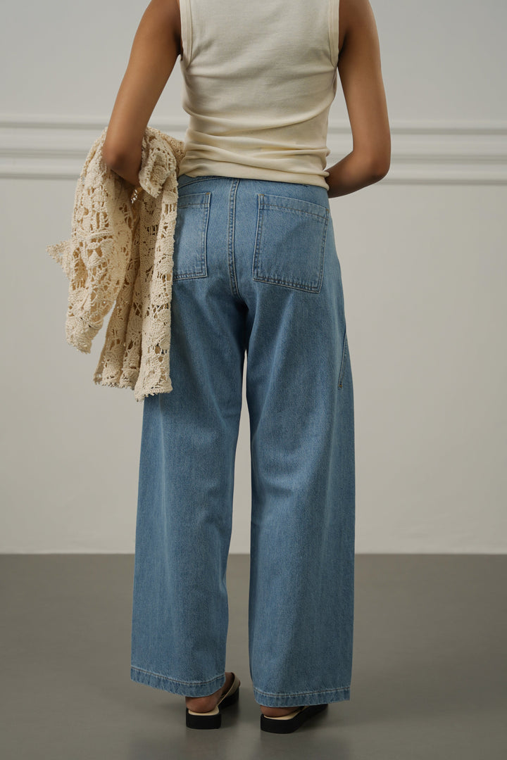 MID BLUE MID RISE BARREL JEANS