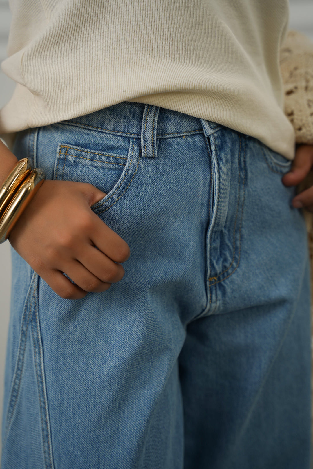 MID BLUE MID RISE BARREL JEANS