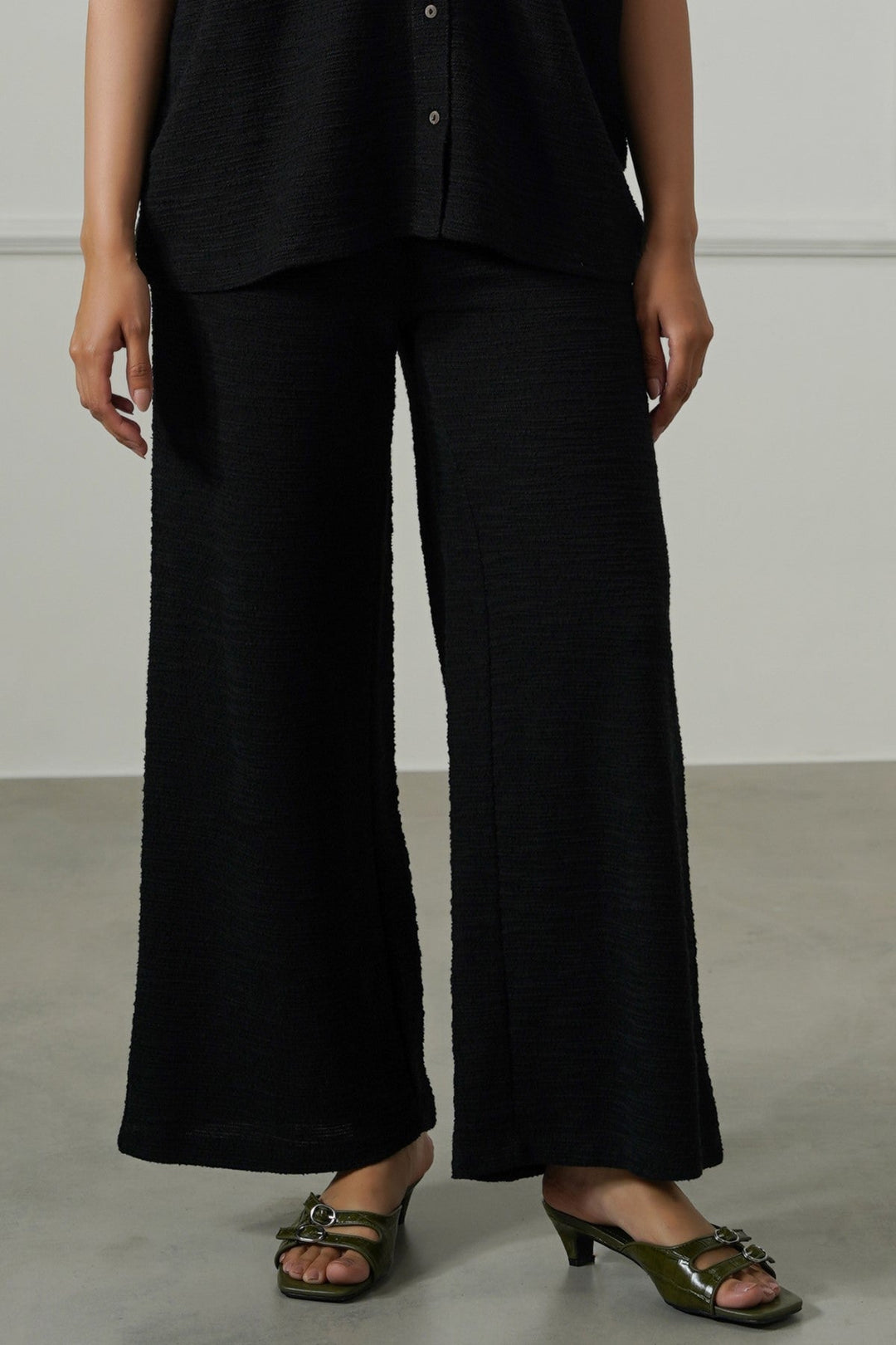 BLACK STRAIGHT TEXTURED PANTS