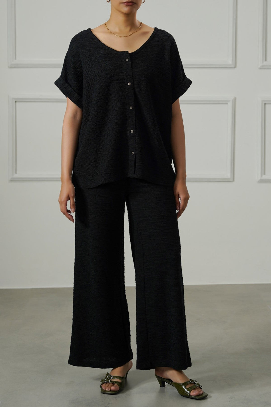 BLACK STRAIGHT TEXTURED PANTS