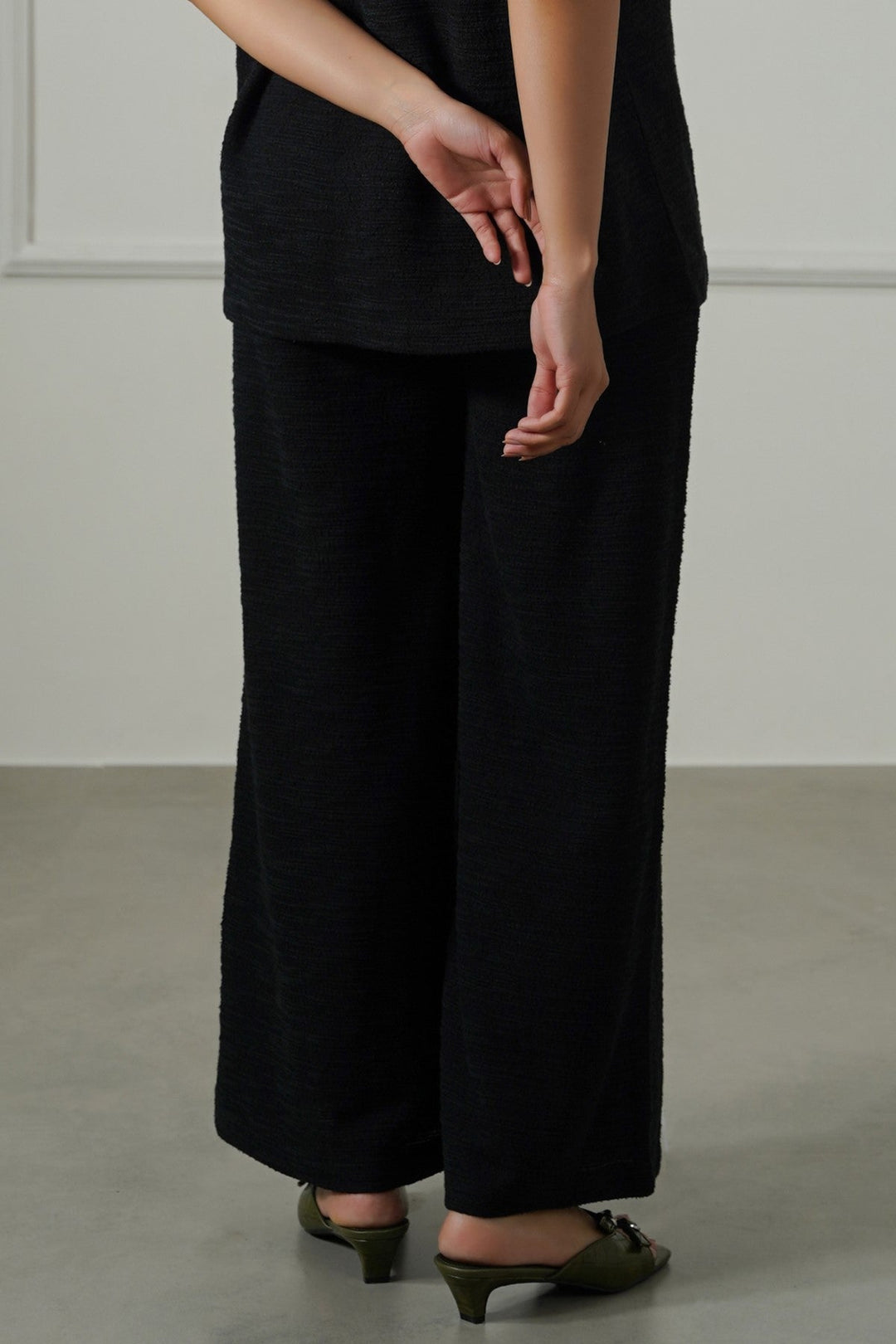 BLACK STRAIGHT TEXTURED PANTS