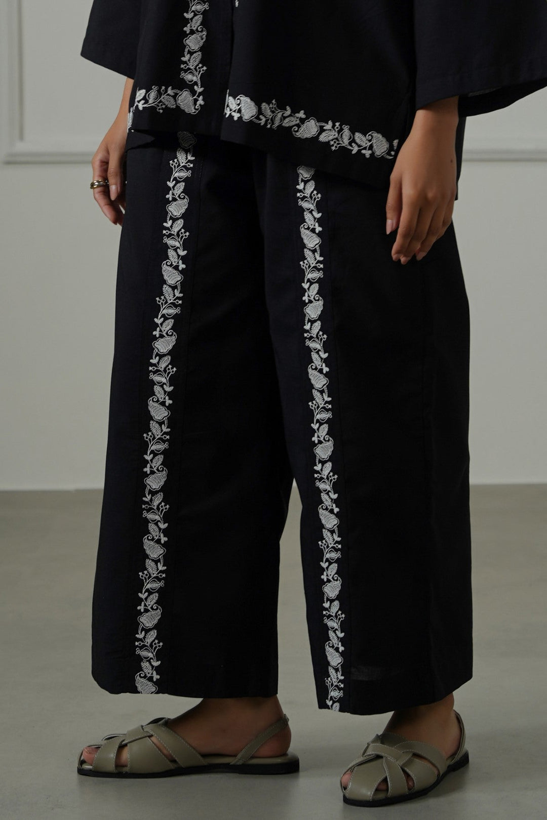 BLACK BRODERIE STRAIGHT PANTS