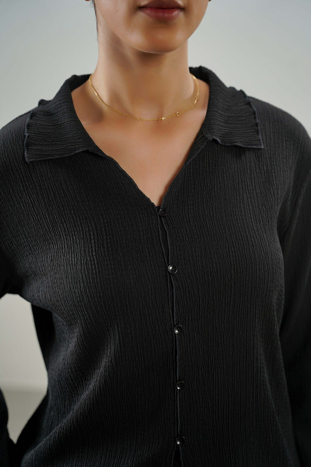 BLACK CRINKLE KNIT BUTTON-DOWN