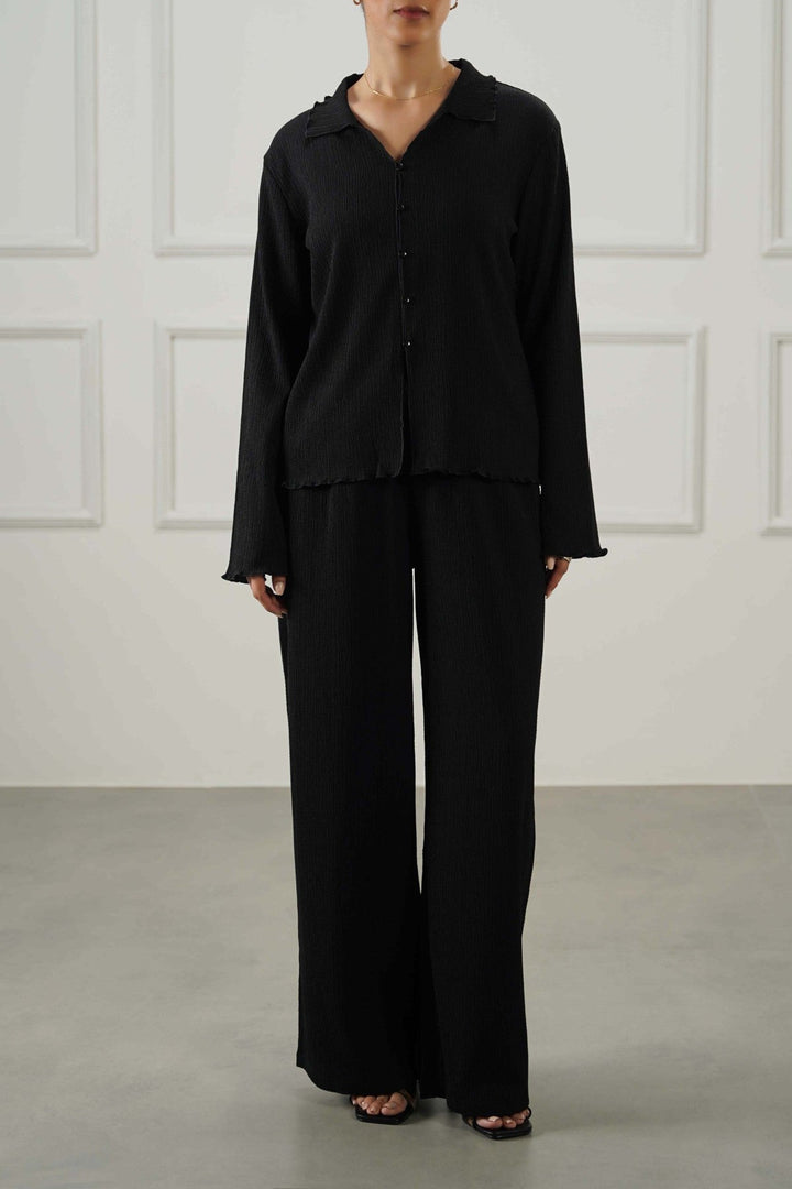 BLACK CRINKLE KNIT BUTTON-DOWN