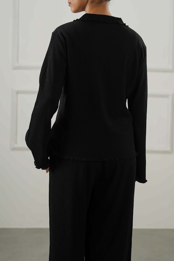 BLACK CRINKLE KNIT BUTTON-DOWN