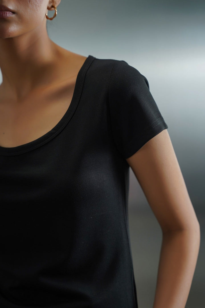 BLACK CLASSIC SCOOP NECK TEE