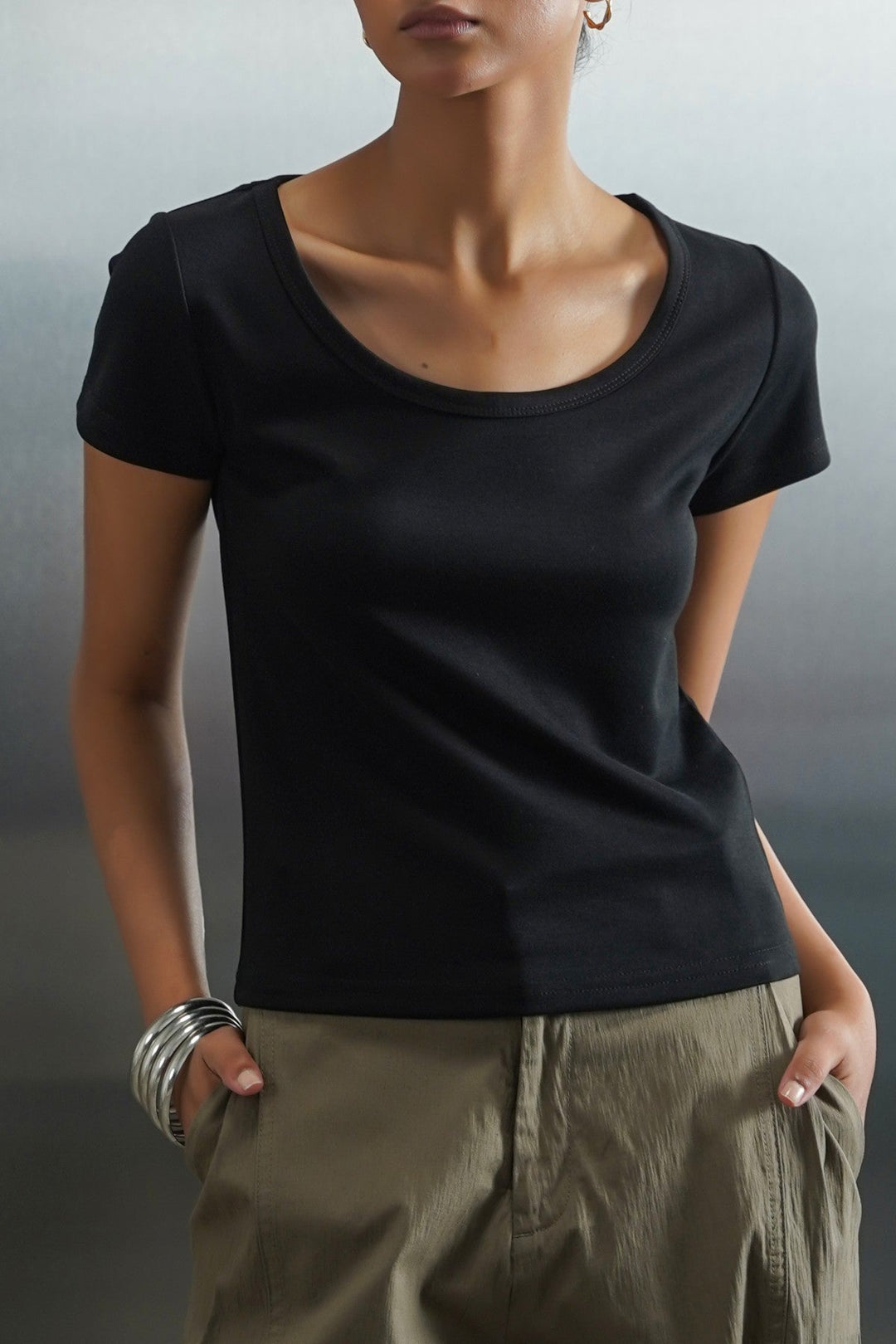 BLACK CLASSIC SCOOP NECK TEE