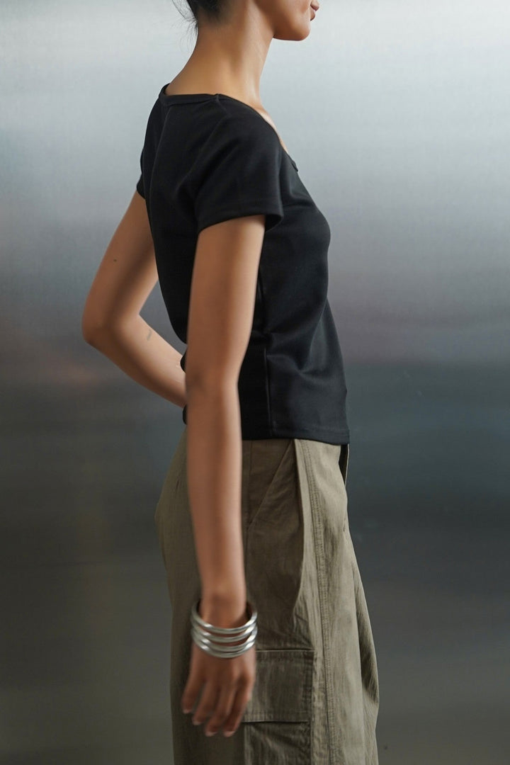 BLACK CLASSIC SCOOP NECK TEE