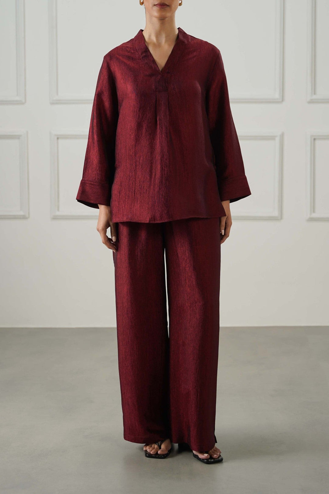 RUST TEXTURED FLOWY V NECK TOP