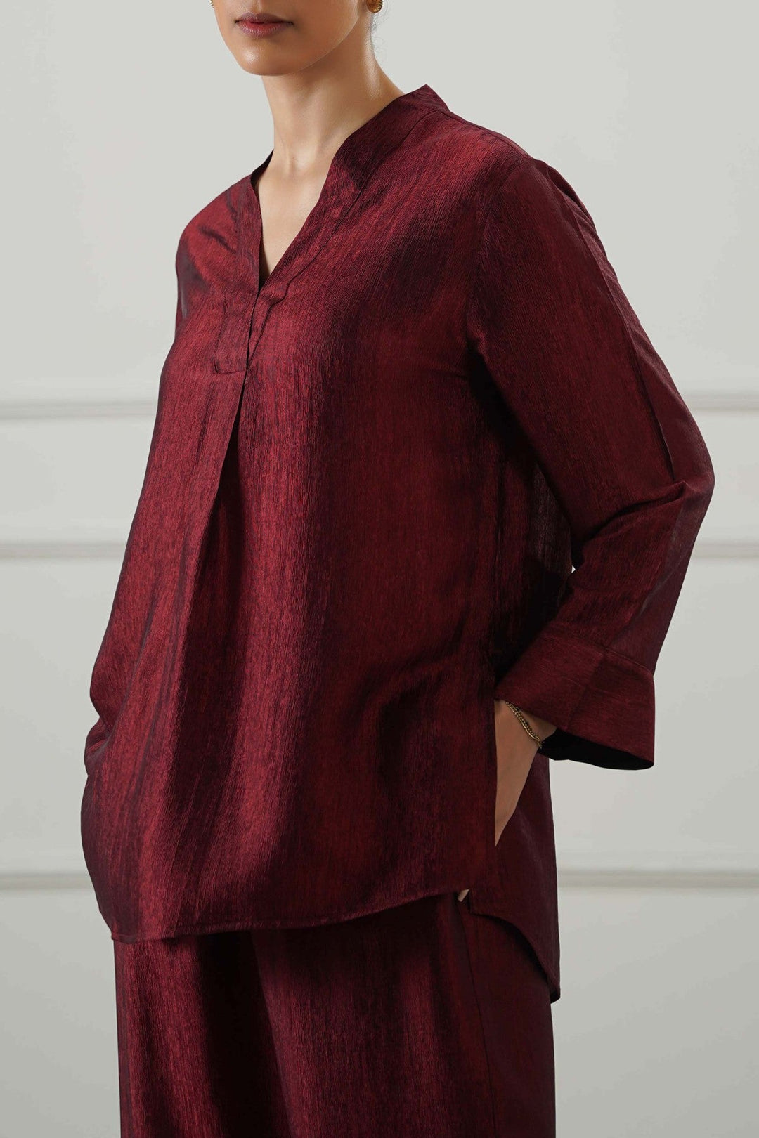 RUST TEXTURED FLOWY V NECK TOP