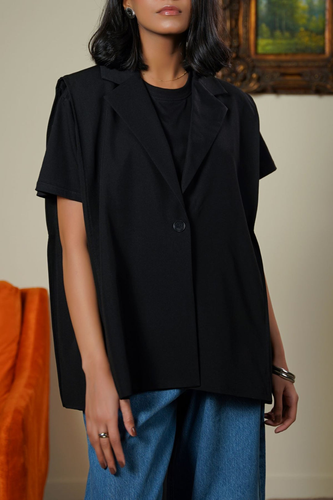 BLACK SLEEVELESS STATEMENT BLAZER