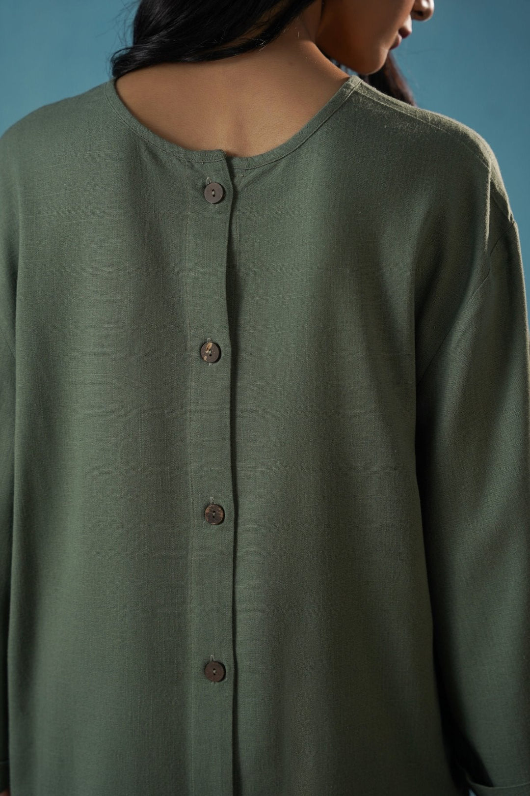 GREEN EVERYDAY BACK BUTTON BLOUSE