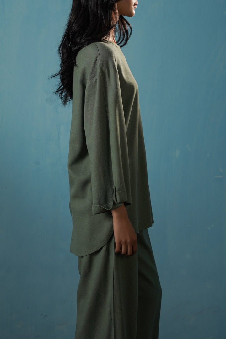 GREEN EVERYDAY BACK BUTTON BLOUSE