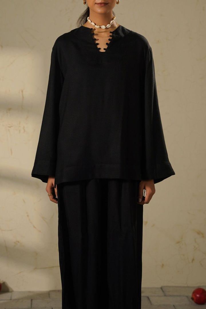 BLACK SLOUCHY V-NECK BLOUSE
