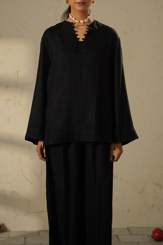 BLACK SLOUCHY V-NECK BLOUSE