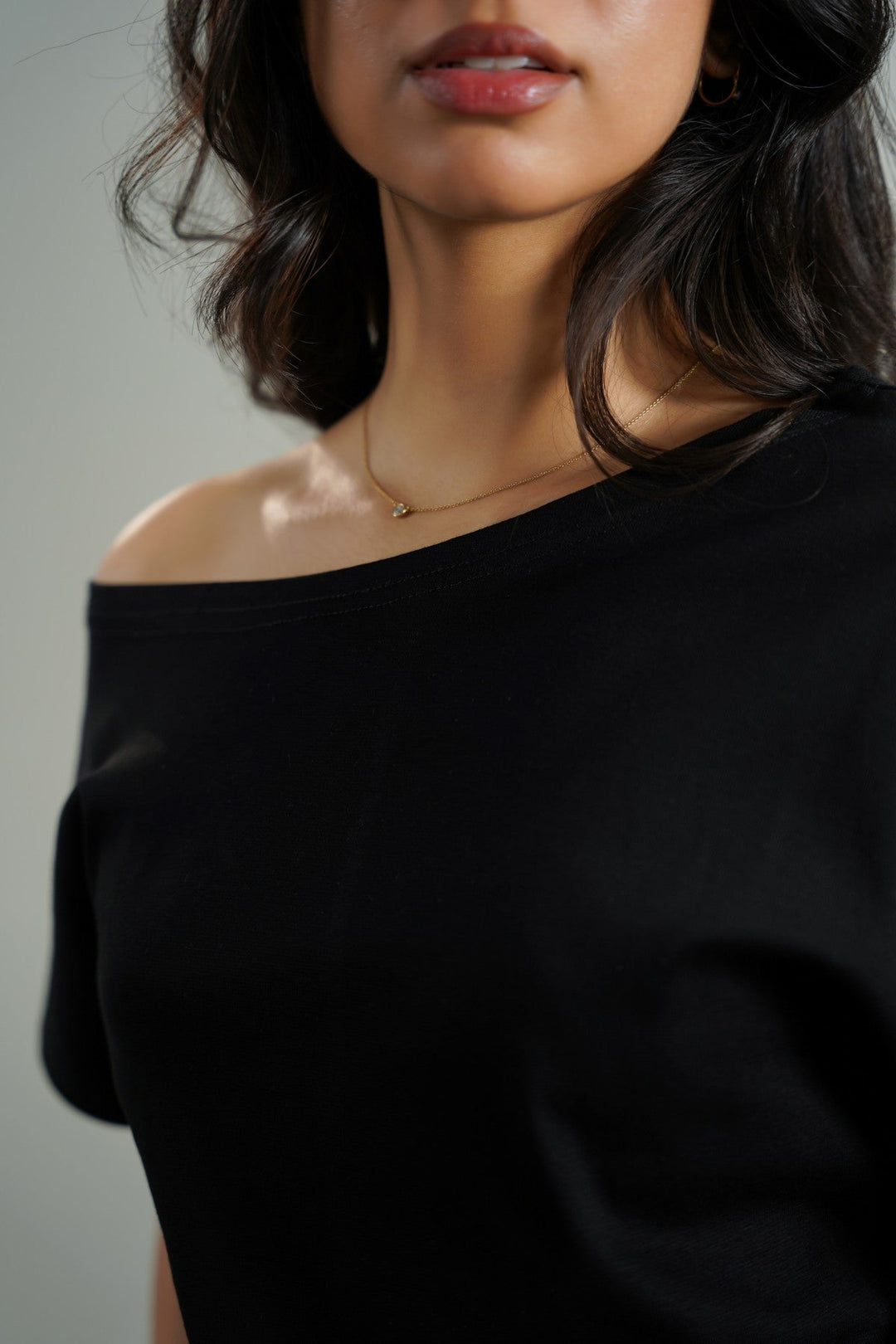 BARE SHOULDER TEE