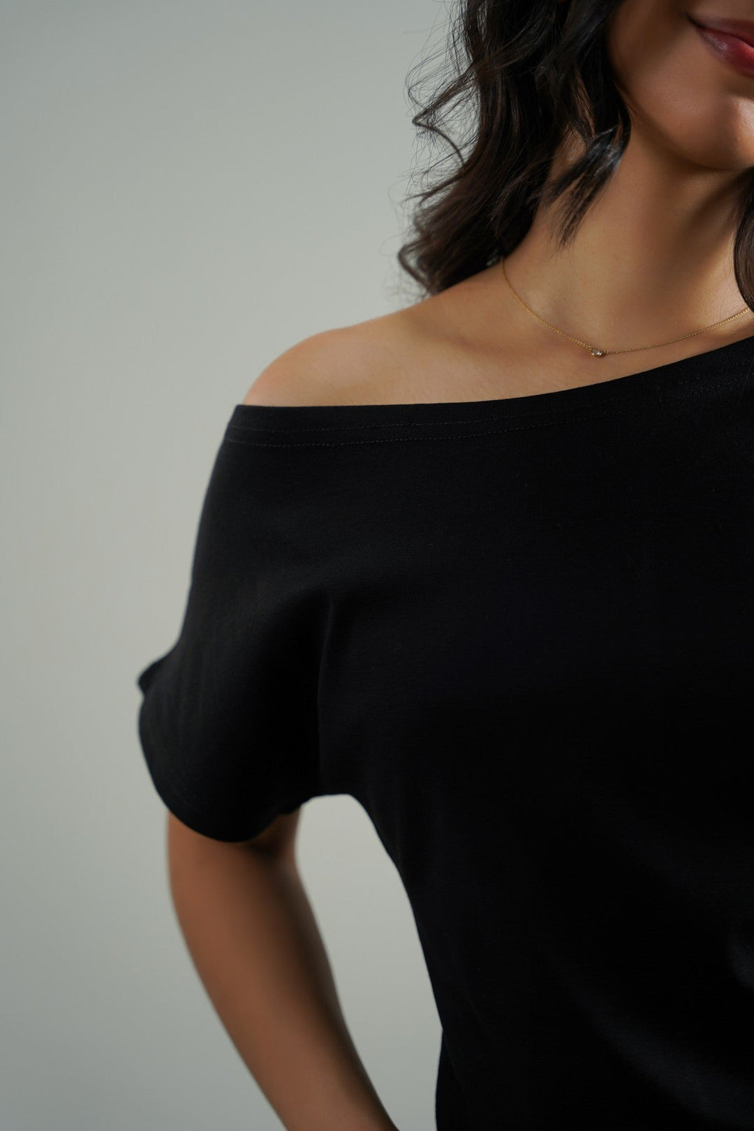 BARE SHOULDER TEE