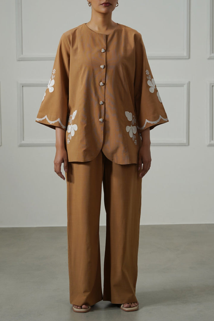 OCHRE BROWN CLOVER APPLIQUE TOP