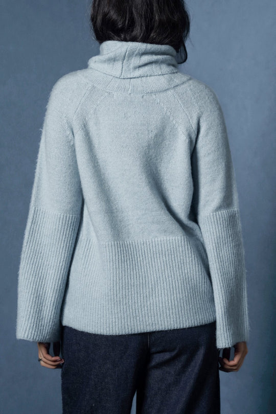 BLUE MOROCCO RIB SLEEVE SWEATER