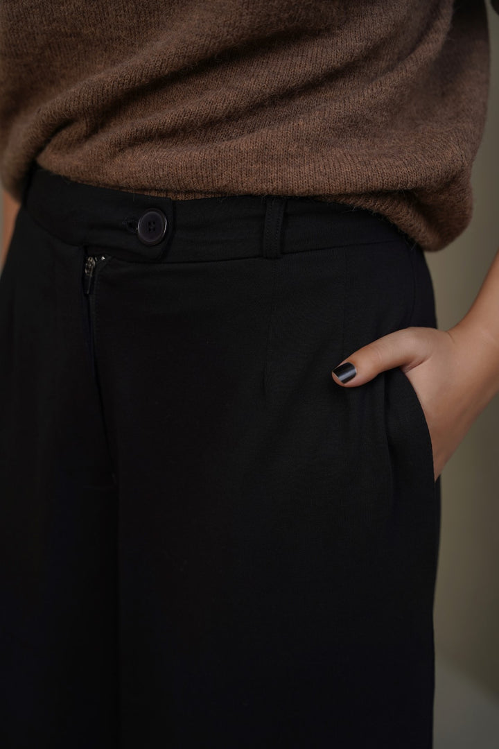 BLACK STRAIGHT LEG PANTS