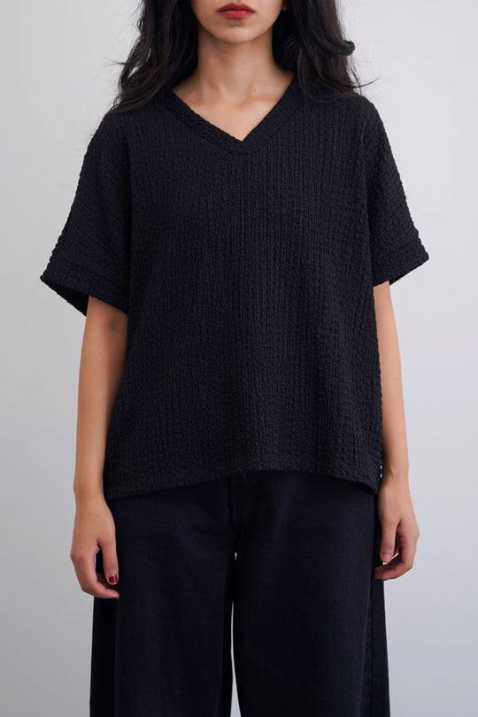 BLACK CRINKLE CASCADE TEE