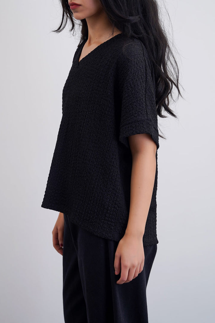 BLACK CRINKLE CASCADE TEE