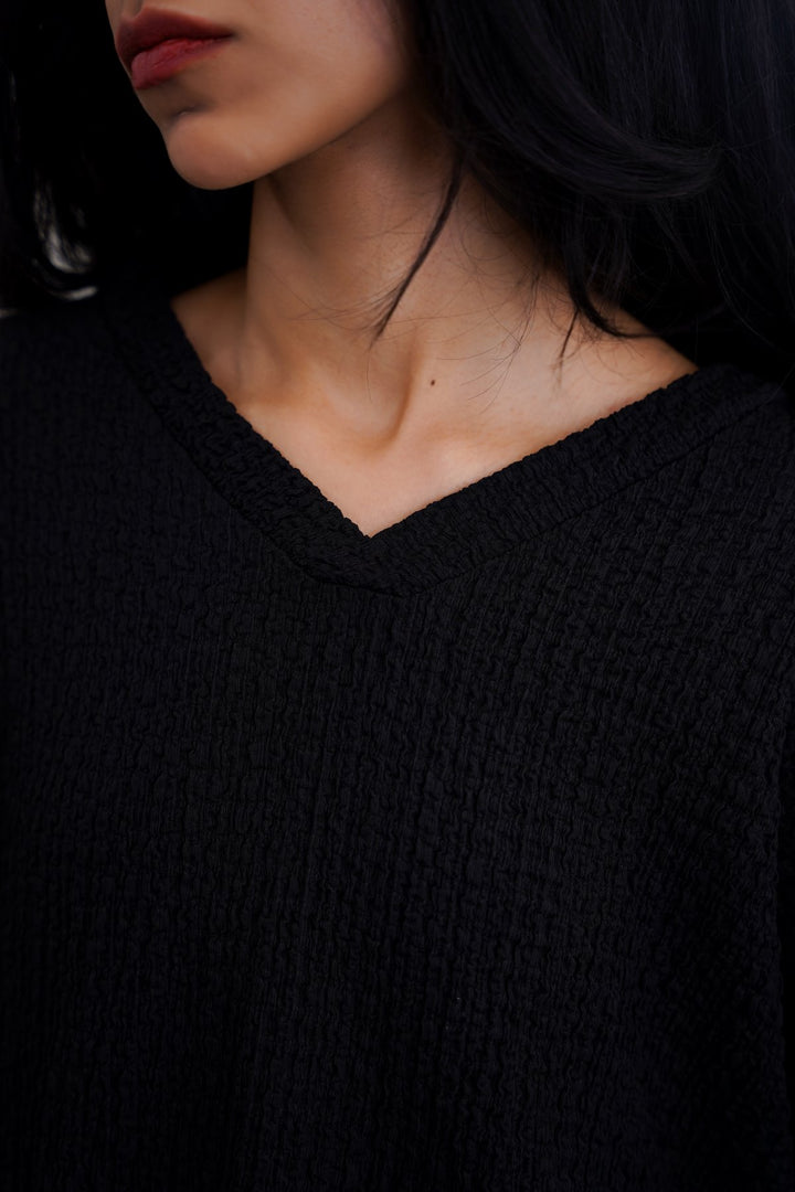 BLACK CRINKLE CASCADE TEE