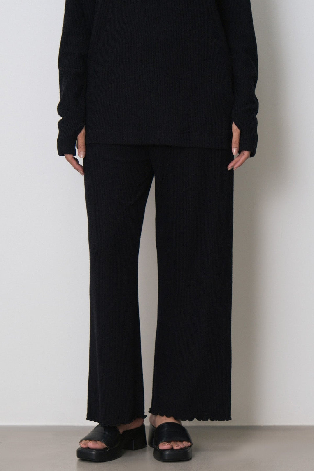 FLUTTER KNIT PANTS
