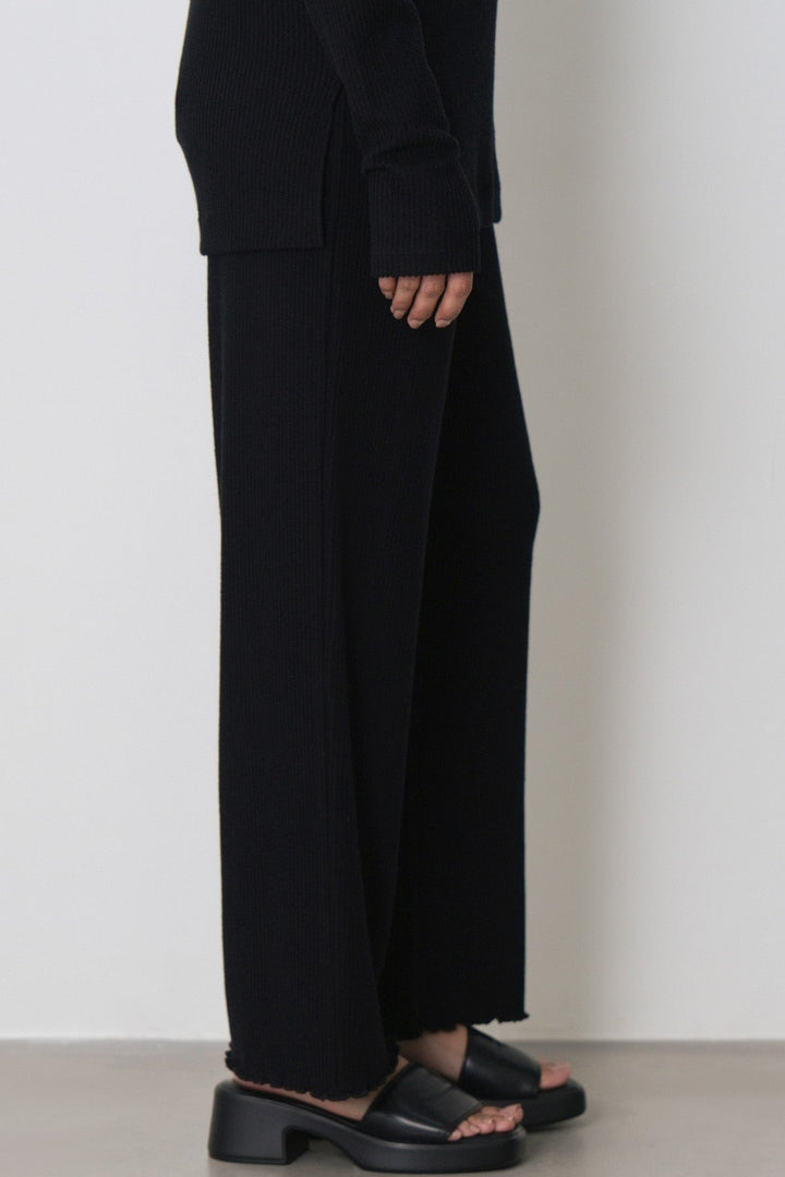 FLUTTER KNIT PANTS