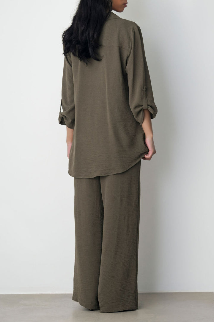 BROWN SLINKY HALF PLACKET BLOUSE