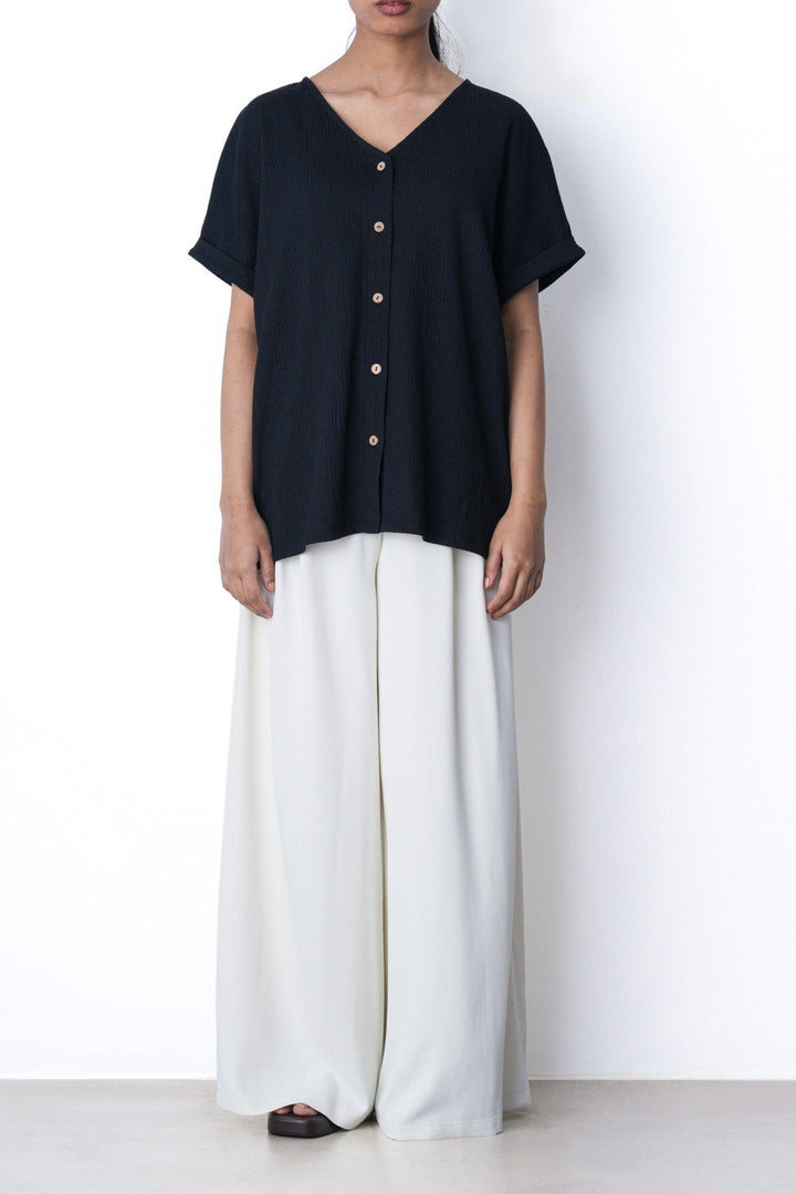 BLACK V-NECK KNIT BLOUSE