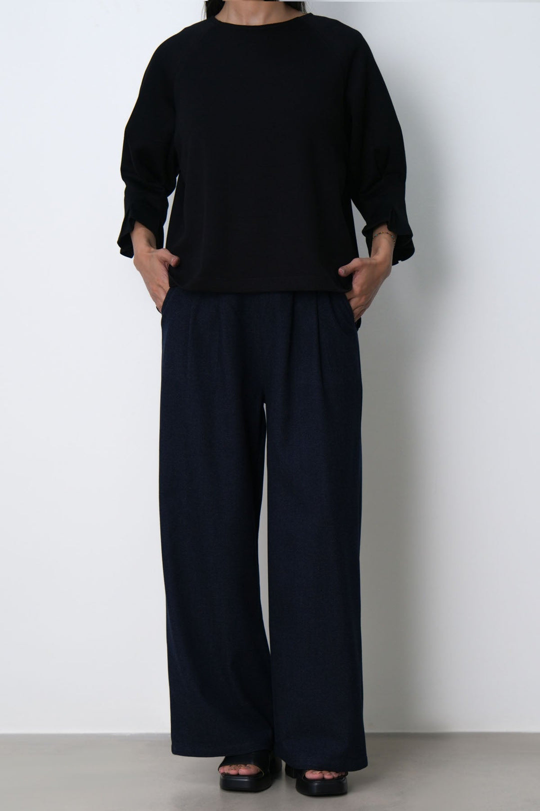 BLACK PLEATED CUFF TEE