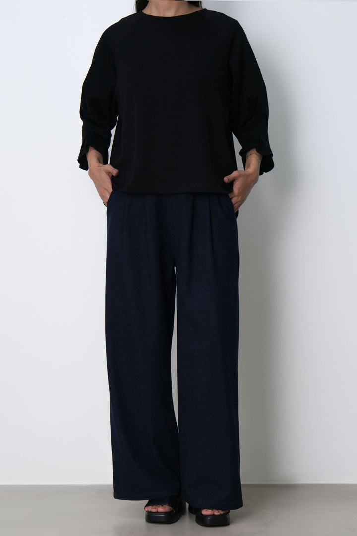 BLACK PLEATED CUFF TEE