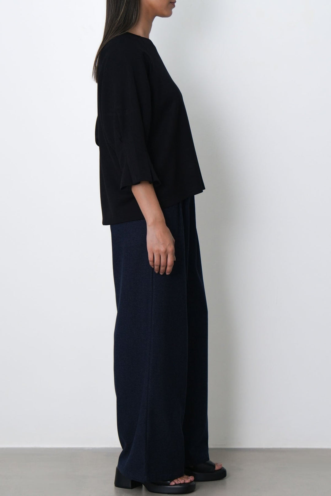 BLACK PLEATED CUFF TEE