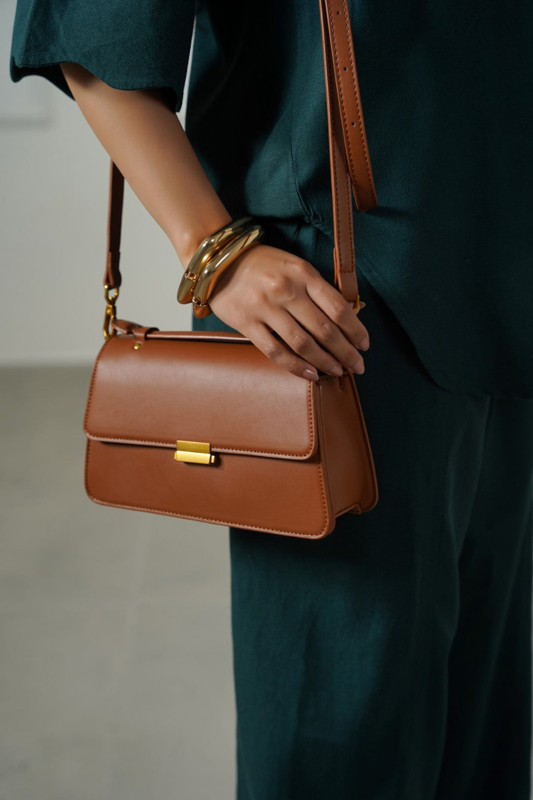 TAN CANBERRA CROSSBODY