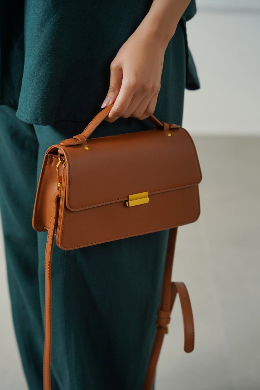 TAN CANBERRA CROSSBODY
