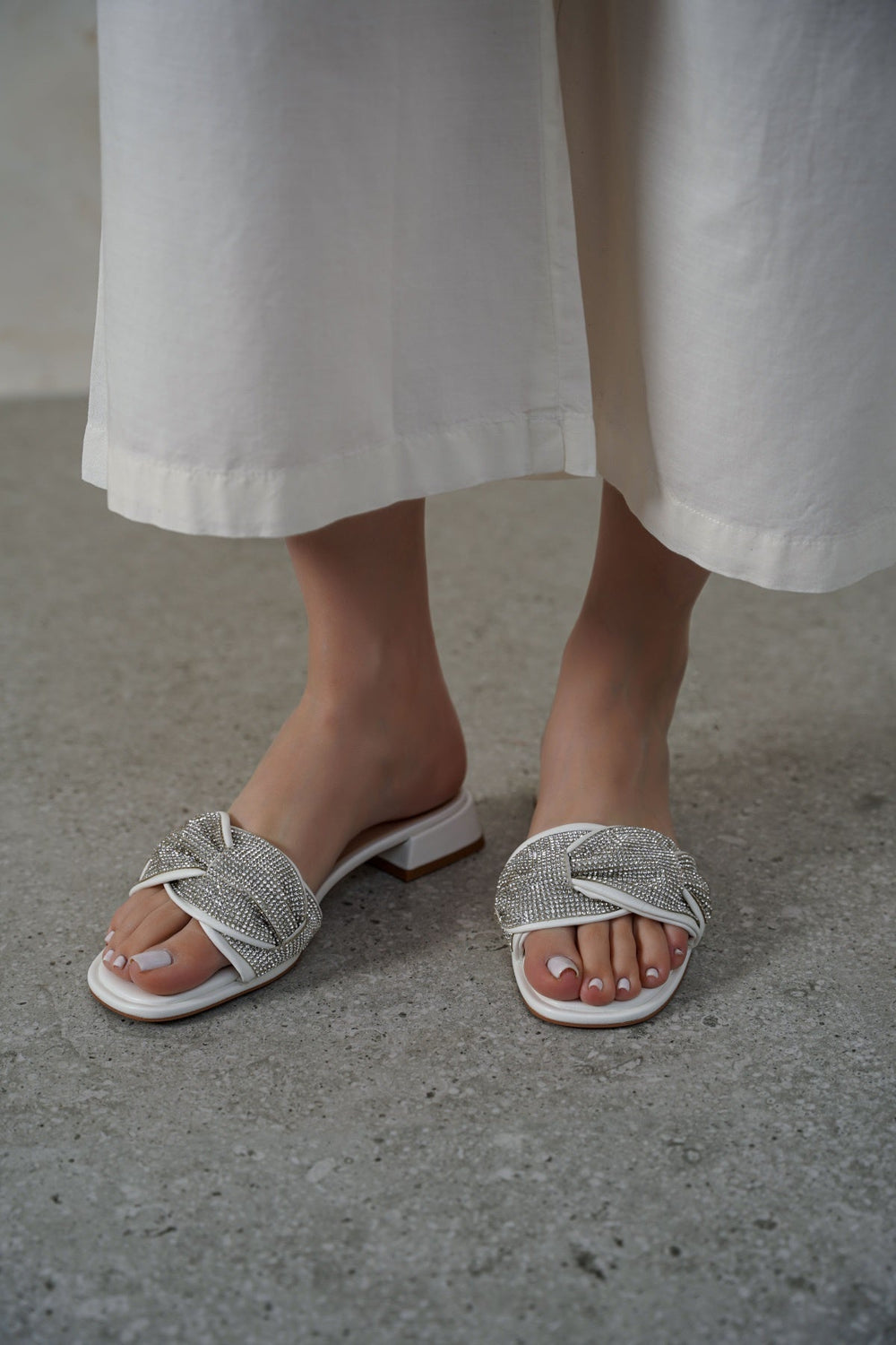 WHITE ZUMA BLOCK HEEL