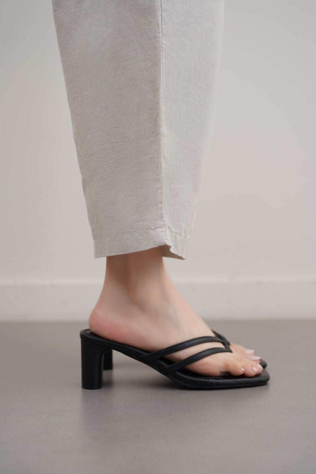 BLACK EDITORIAL BLOCK HEEL