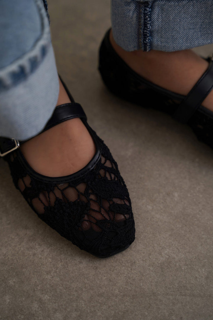 BLACK LACE MARY-JANES