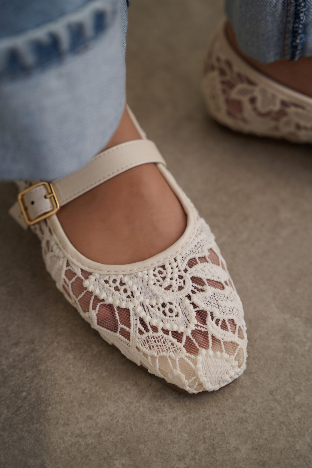 WHITE LACE MARY-JANES