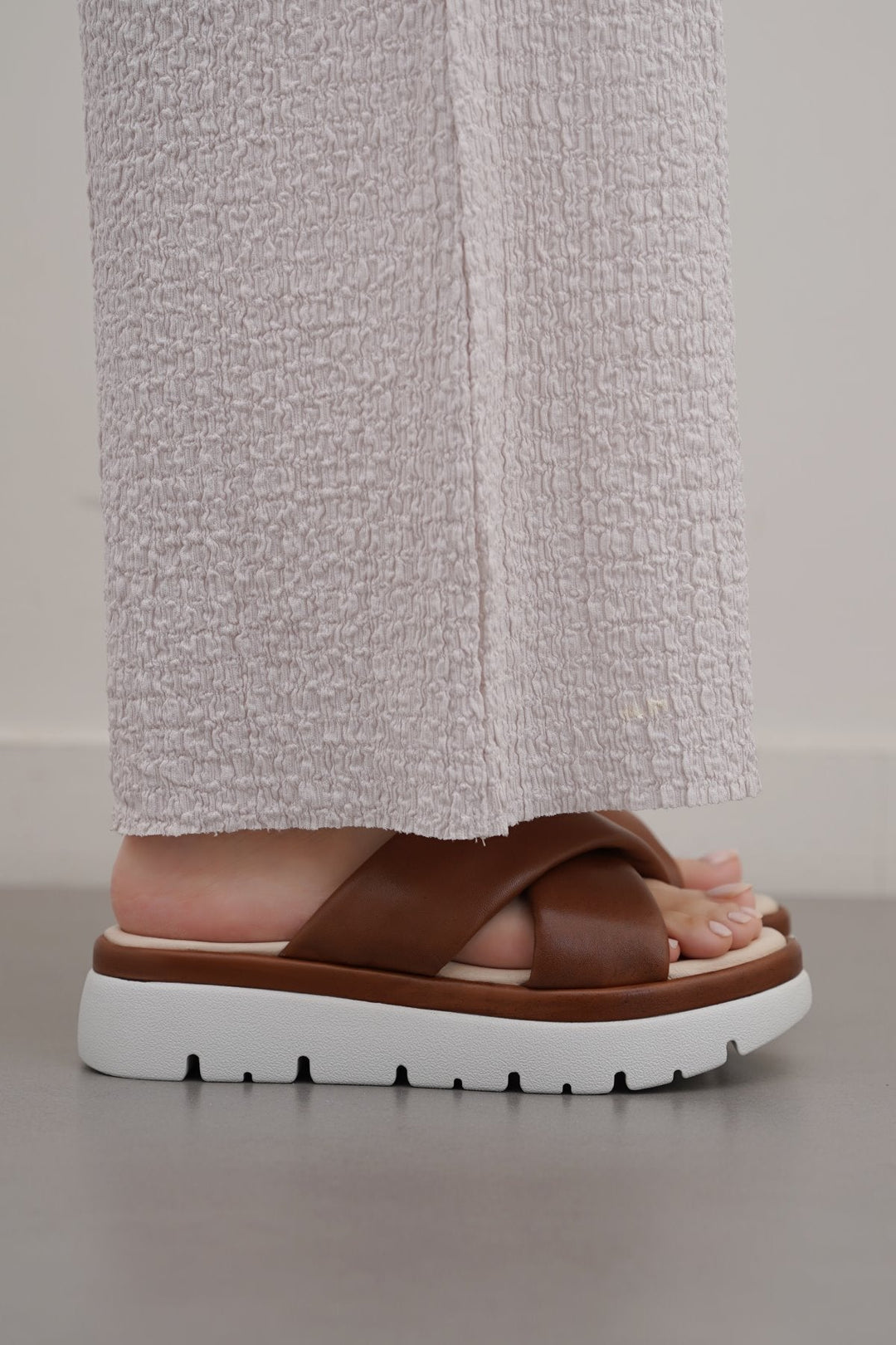 BROWN LEATHER MAMA CROSS SLIDES