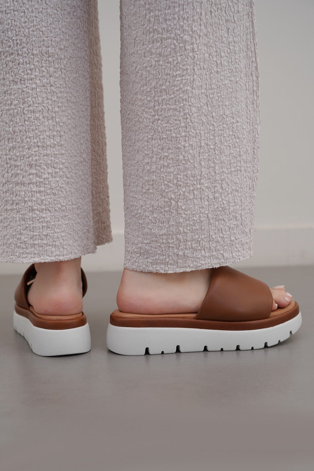 TAN LEATHER MAMA PLATFORM SLIDES