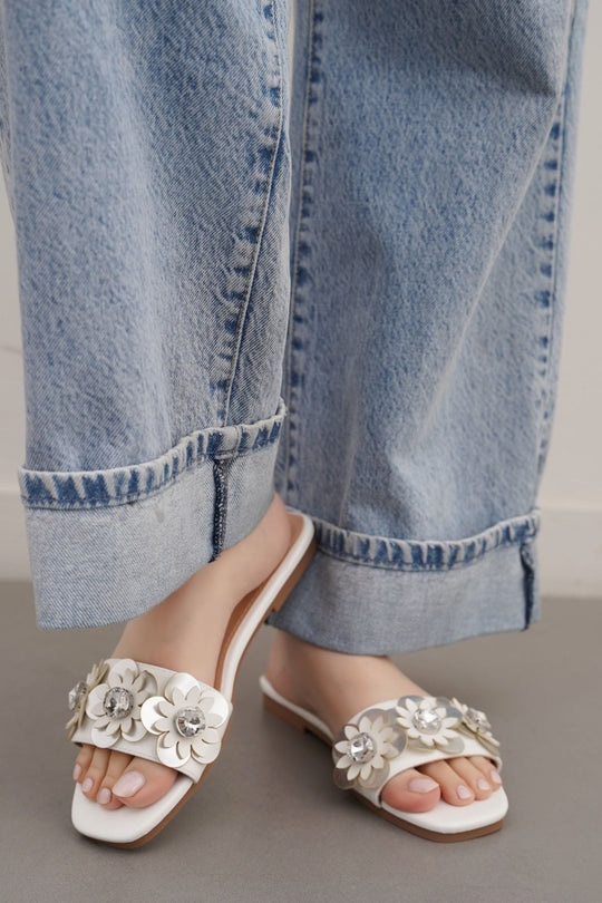 WHITE FLOWER METALLIC SLIDES