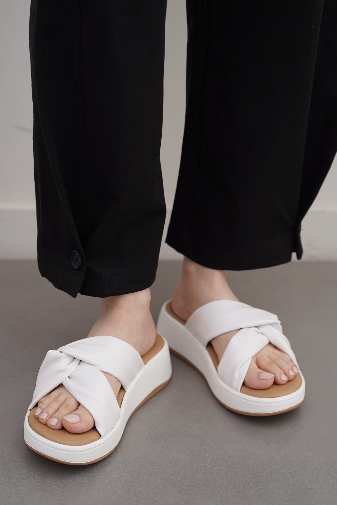 WHITE KNOT MAMA SLIDES