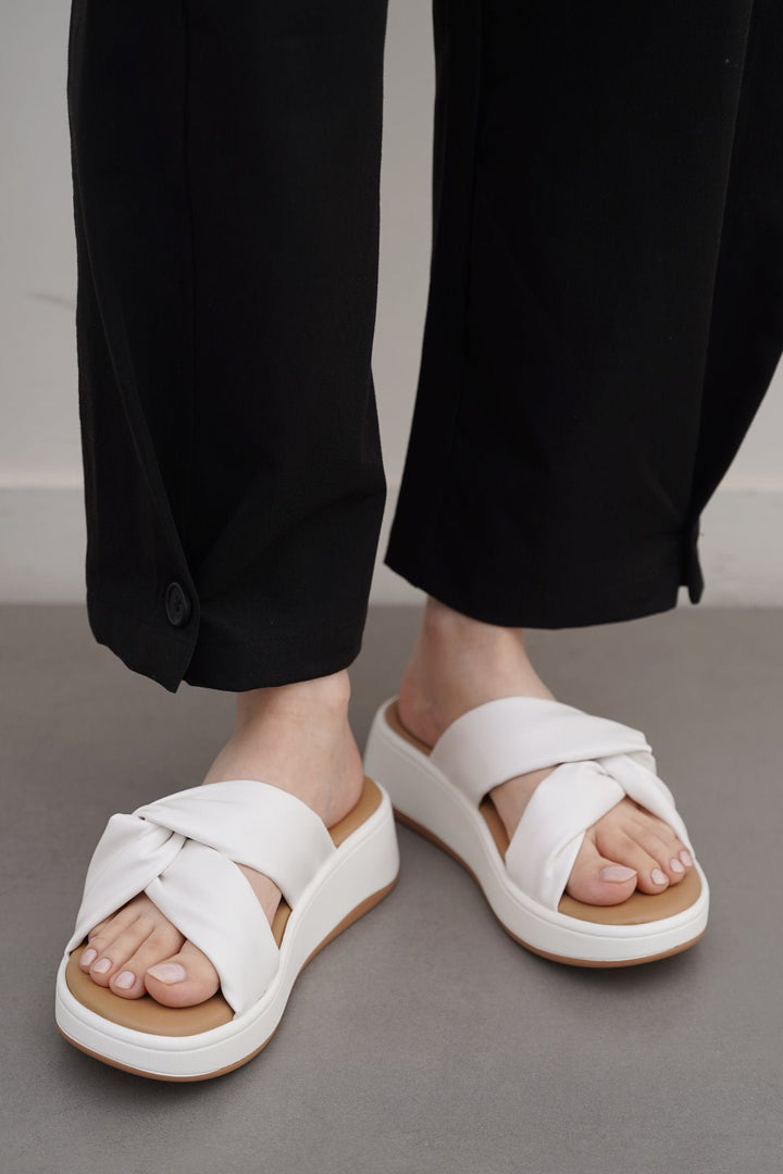 WHITE KNOT MAMA SLIDES
