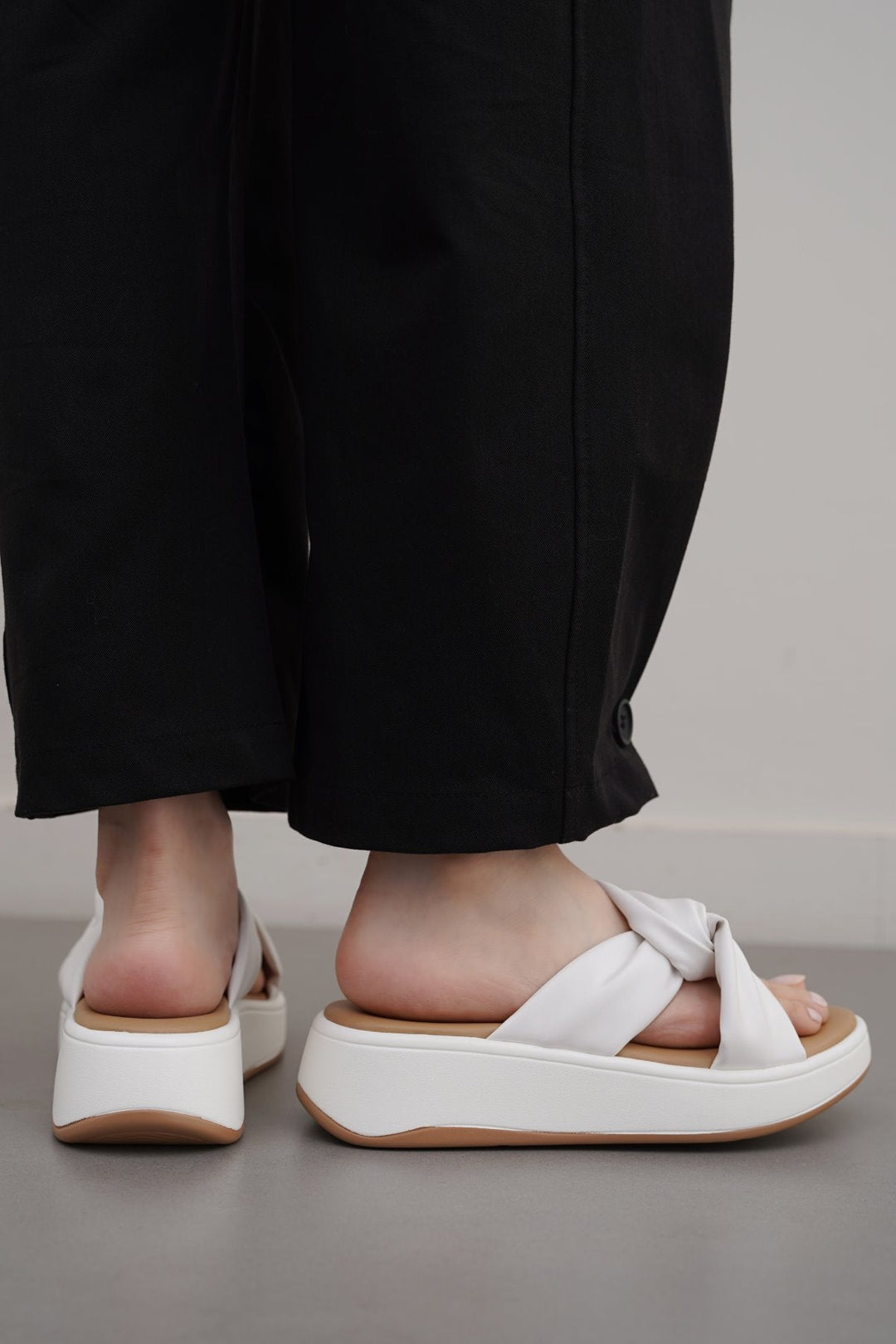 WHITE KNOT MAMA SLIDES